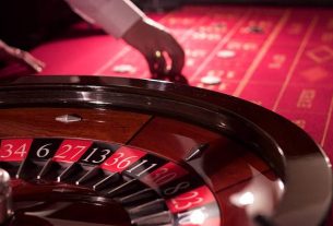 Explore Live Dealer Entertainment Through nhà cái uy tín for Casino Fans